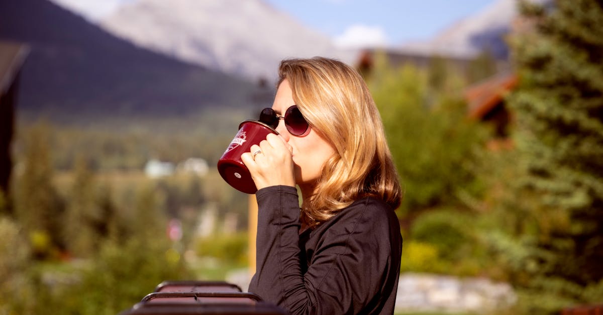 Top travel mug with handle for easy sipping