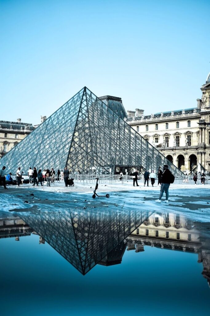 متحف اللوفر في باريس