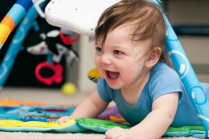 علامات ذكاء الطفل في الشهر الثالث