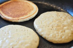 ثقوب في عجينة البان كيك