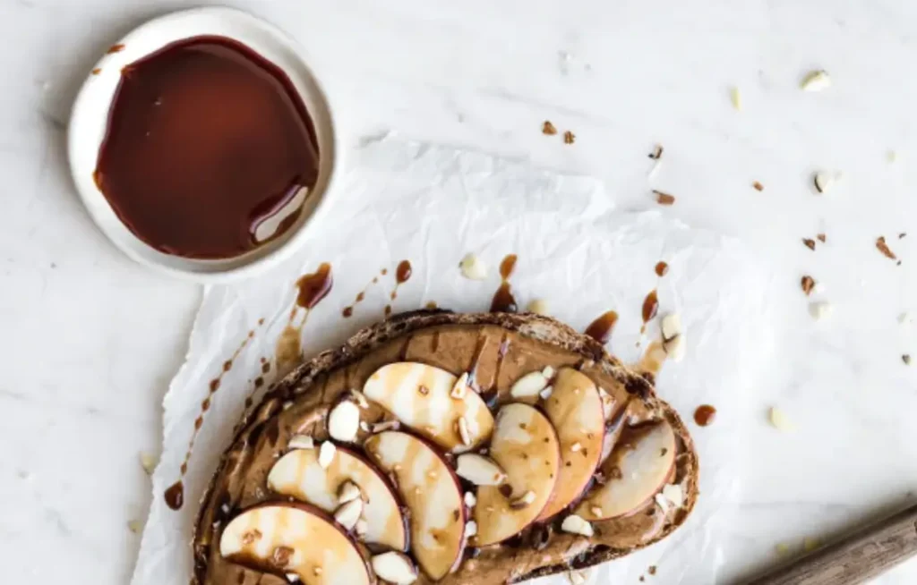 فطيرة بان كيك مع دبس التمر والمكسرات